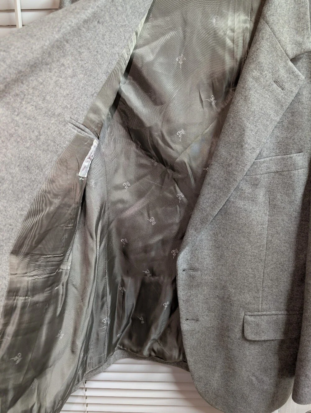 Men's Gray 100% Cashmere Two-Button Sport Coat. (42R)